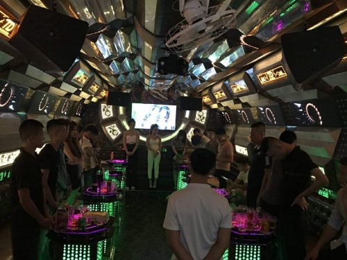 Hà Tĩnh: Bắt 13 người phê ma túy trong quán karaoke